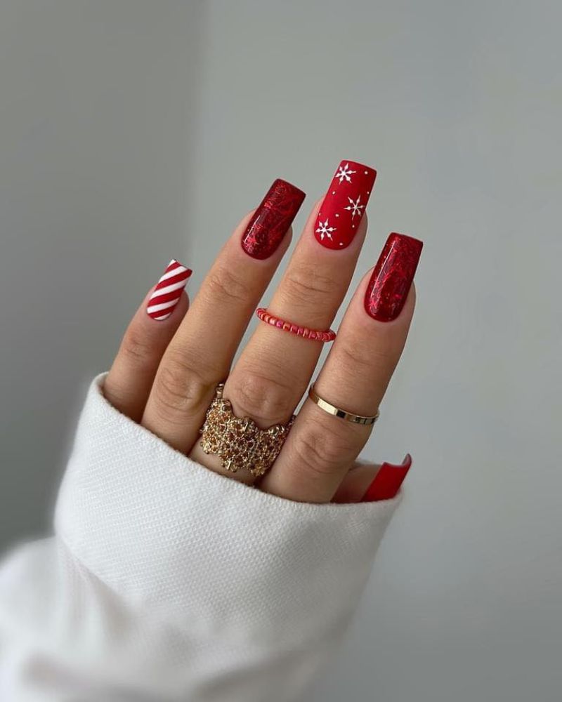 20 Stunning Red and White Christmas Nail Designs to Get You in the Holiday Spirit